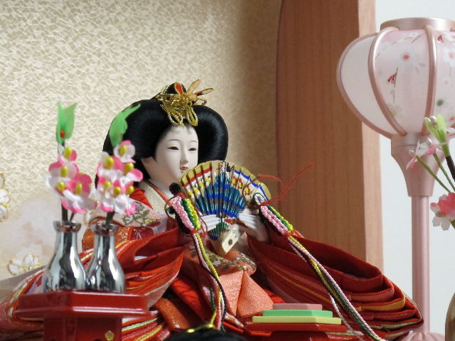 オレンジ衣装の姫とグレーの殿の友禅雛人形の収納宝箱飾り