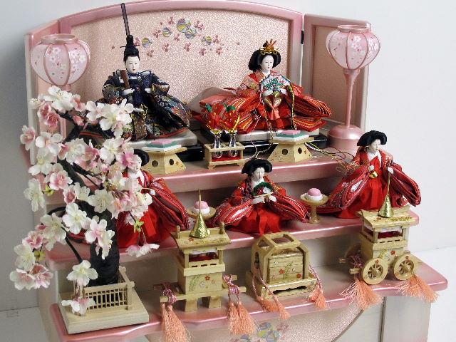 オーソドックスな色合いの雛人形枝垂桜三段収納飾り