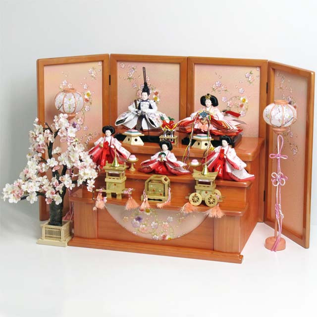淡い淡いピンクと白衣装が美しい雛人形を小さくしまって大きく飾る収納式三段桜飾り