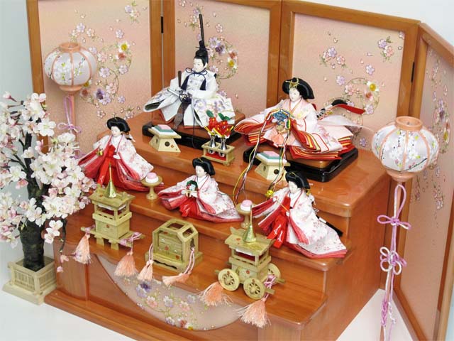 淡い淡いピンクと白衣装が美しい雛人形を小さくしまって大きく飾る収納式三段桜飾り