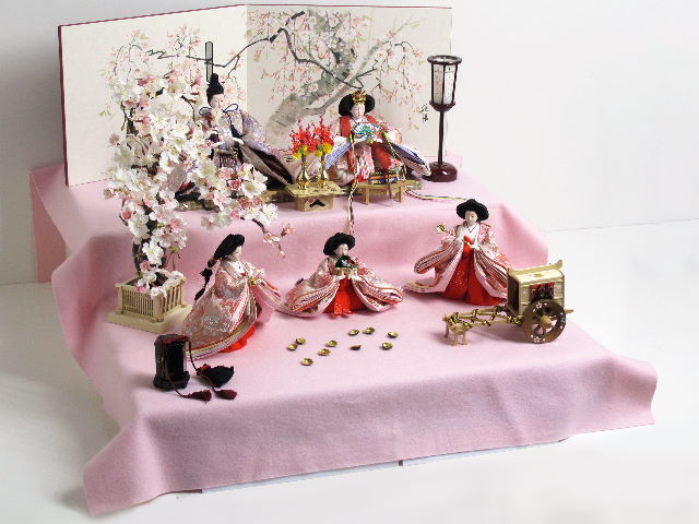 赤と紫を組み合わせた優雅な光沢の雛人形毛氈二段桐箱収納五人飾り