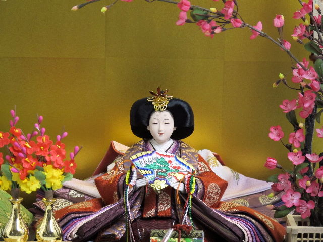古典的な文様、丸の鶴を衣装に織り込んだ雛人形ケース飾り