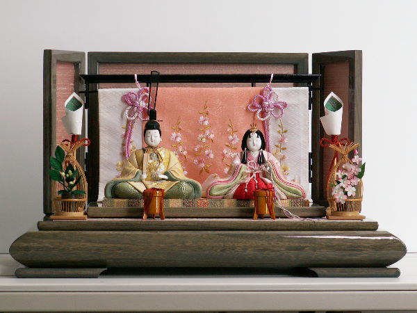 桜の刺繍と明るい色合いが特徴の木目込み雛人形親王飾り