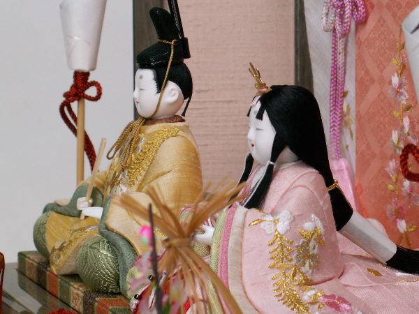 桜の刺繍と明るい色合いが特徴の木目込み雛人形親王飾り