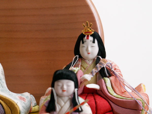 親王と官女２人、囃子３人で構成されるにぎやかな収納式木目込み雛人形