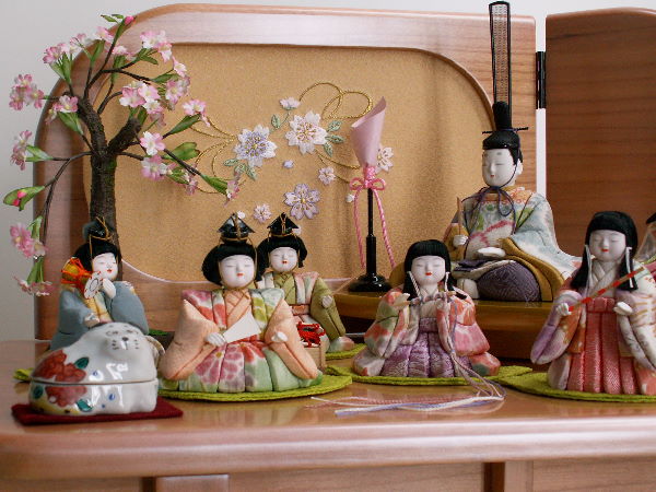親王と官女２人、囃子３人で構成されるにぎやかな収納式木目込み雛人形