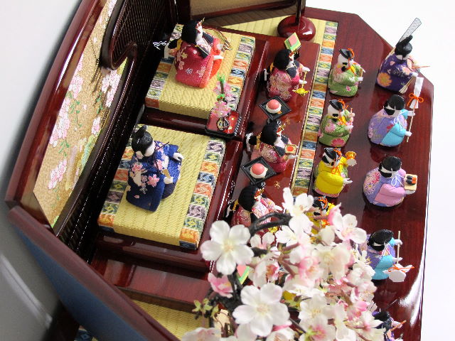 ふっくら丸顔のかわいい木目込み人形が揃った並べる楽しさ満点の古都桜十五人飾り