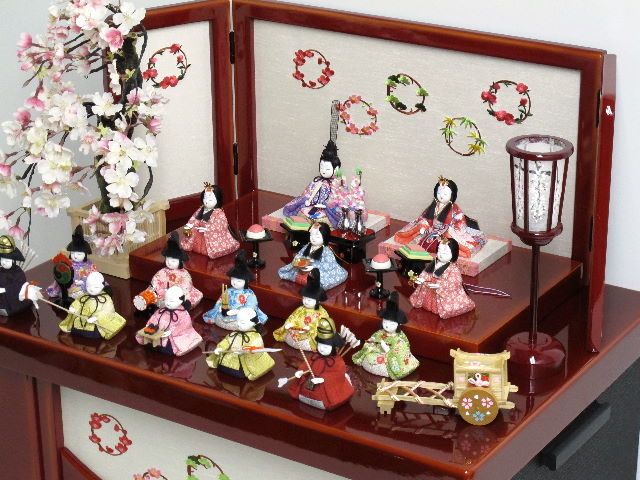 明るい色合いで桜柄衣装の木目込み人形ピンク収納二段十五人飾り