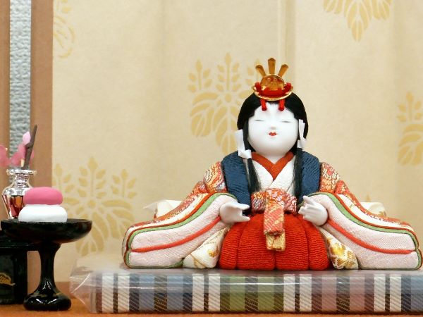 職人が技を競う年に一度のコンクールで、最も優れた作品に選ばれた雛人形です。松崎幸一光木目込み十五人五段飾り