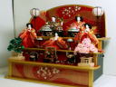 間口７５ｃｍの華やかな飾り台にセッティングしたオーソドックスな三段飾りの雛人形