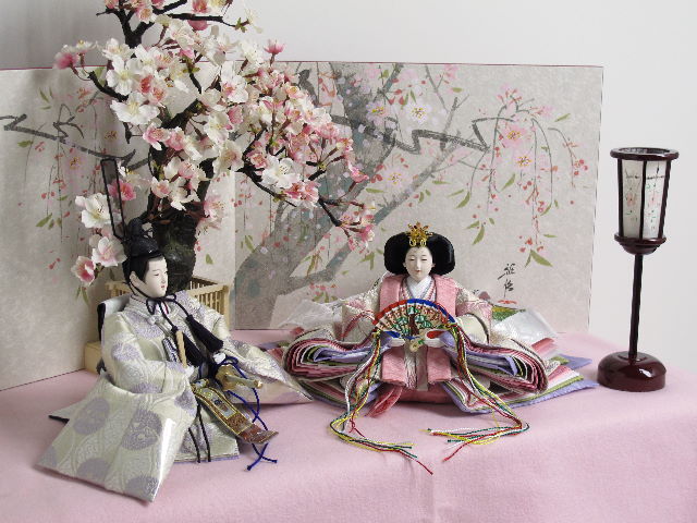 現代的な色づかいで古典文様を表現した華やかな雛人形桜収納飾り