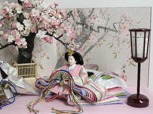現代的な色づかいで古典文様を表現した華やかな雛人形桜収納飾り