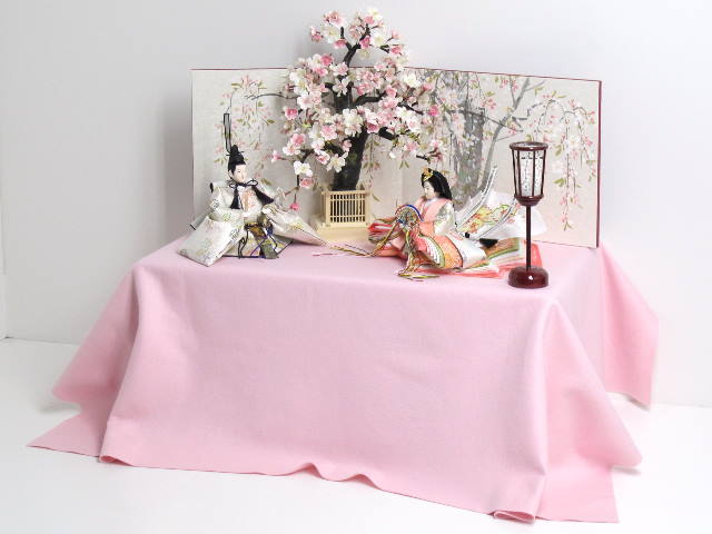 白を主体とした清楚な印象の雛人形桜収納飾り