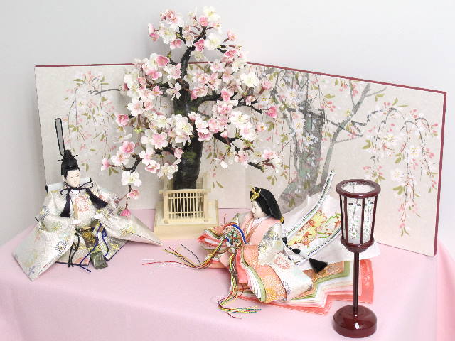 白を主体とした清楚な印象の雛人形桜収納飾り
