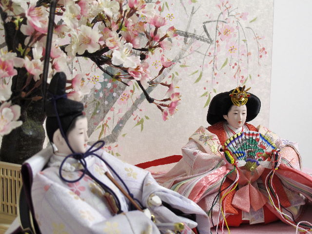 淡くきれいな色合いの雛人形桜収納飾り