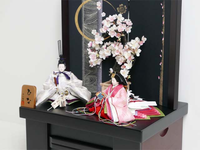 現代的な色づかいで古典文様を表現した衣装の雛人形月桜親王収納飾り