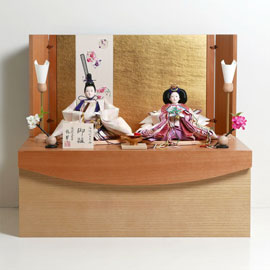 望月龍翠作 現代的な色づかいで古典文様を表現した衣装の雛人形刺繍金屏風木目収納飾り