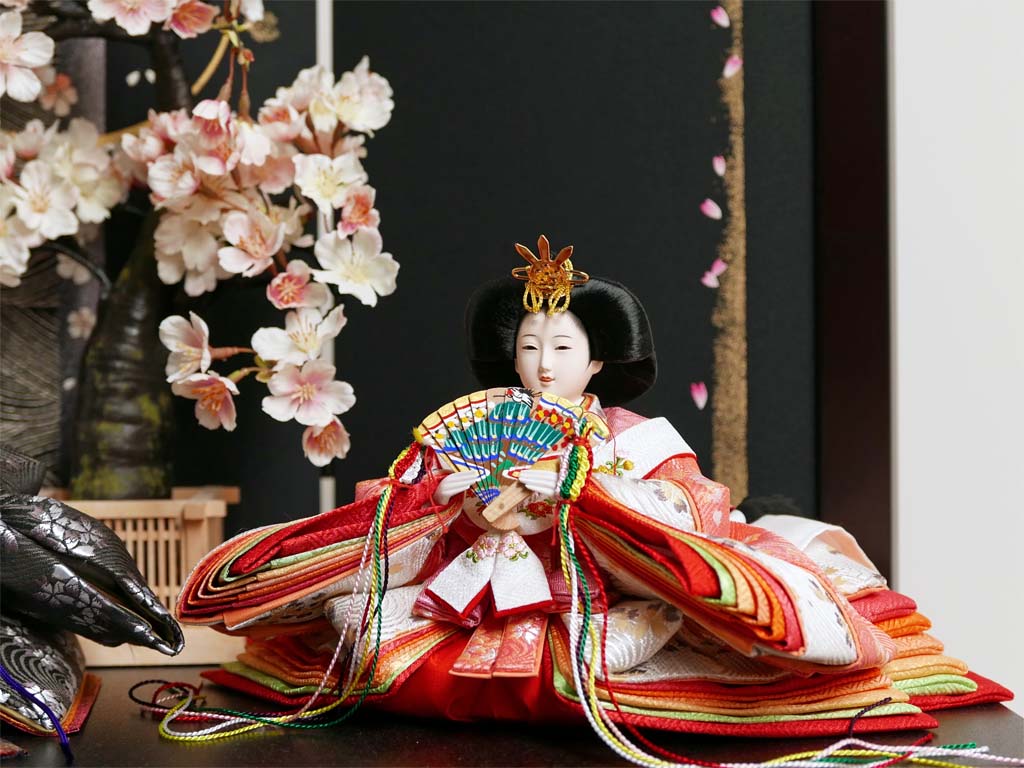 桜の花びら模様を衣装に織り込んだ雛人形月桜親王収納飾り