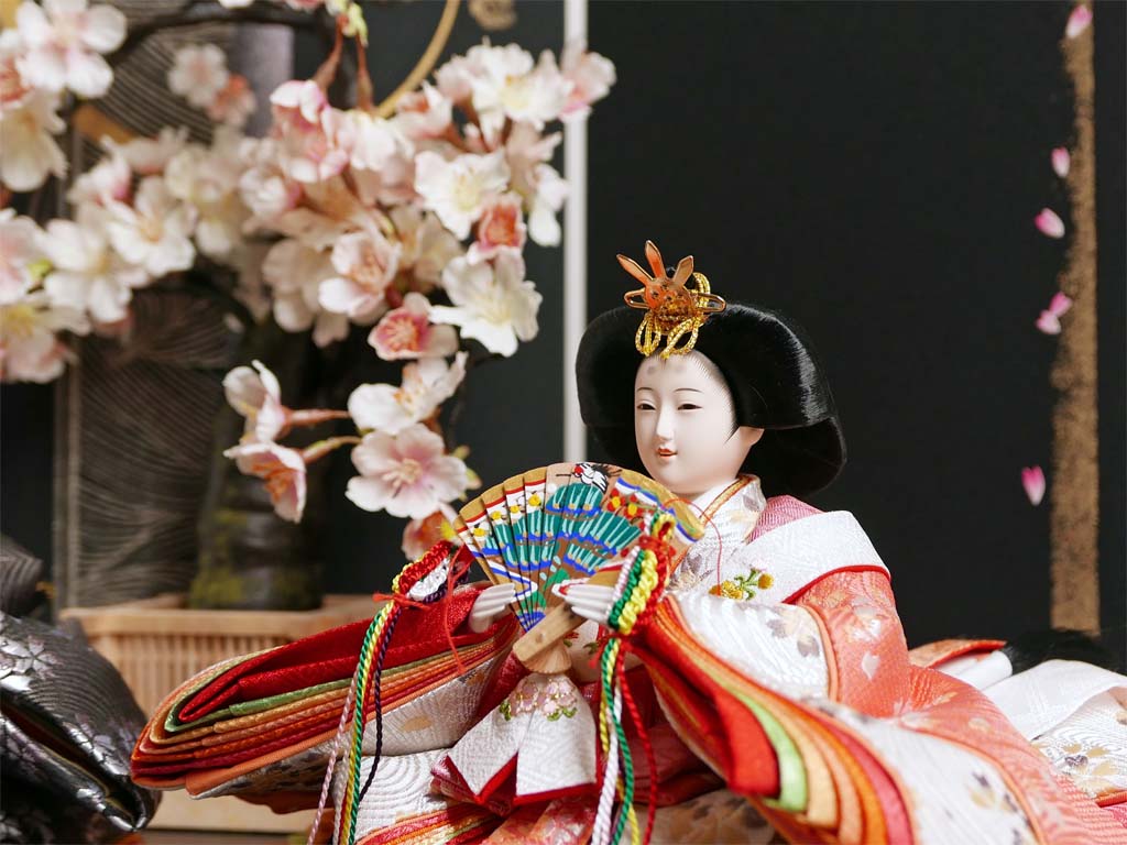 桜の花びら模様を衣装に織り込んだ雛人形月桜親王収納飾り