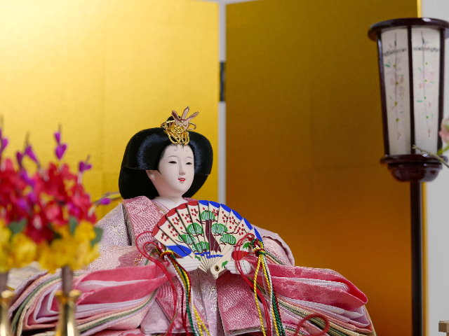満開の桜を表現した衣装の雛人形金屏風黒収納飾り