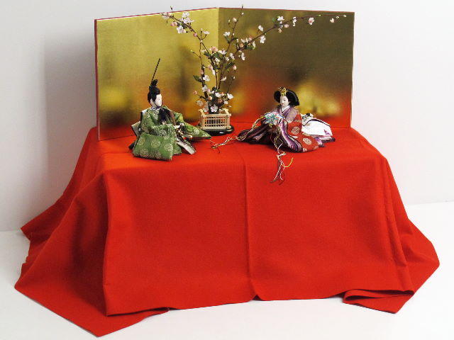 丸の鶴を衣装に織り込んだ小さい雛人形梅金屏風創作親王飾り