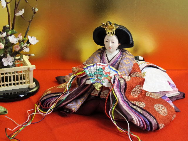 丸の鶴を衣装に織り込んだ小さい雛人形梅金屏風創作親王飾り