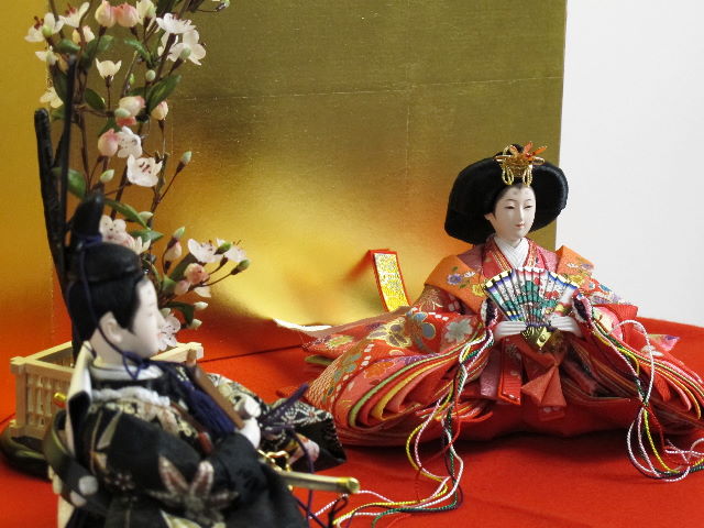 赤のお姫様と黒のお殿様の雛人形梅創作飾り