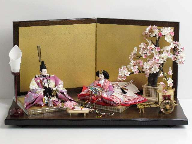 明るく華やかなローズピンクの友禅衣装の雛人形を上品で重厚に飾った創作親王飾り