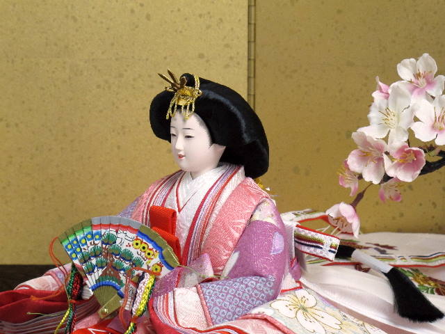 明るく華やかなローズピンクの友禅衣装の雛人形を上品で重厚に飾った創作親王飾り