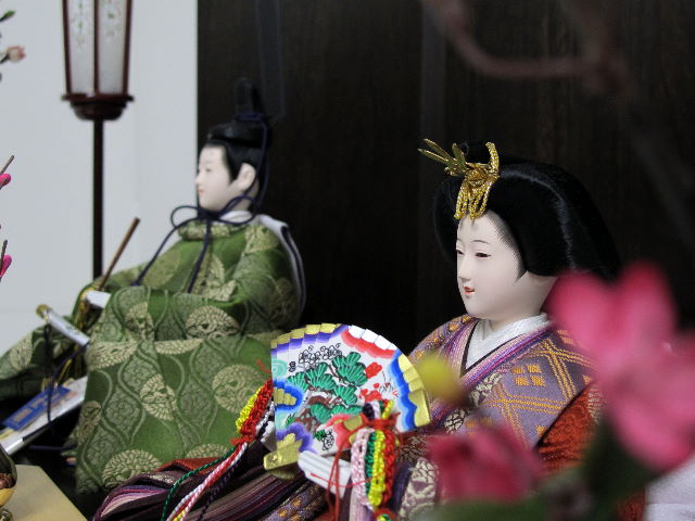 古典的な文様、丸の鶴を衣装に織り込んだ雛人形親王飾り