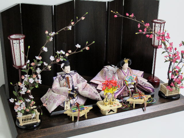 落ち着いた淡い紫桜衣装の雛人形親王飾り