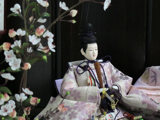 落ち着いた淡い紫桜衣装の雛人形親王飾り