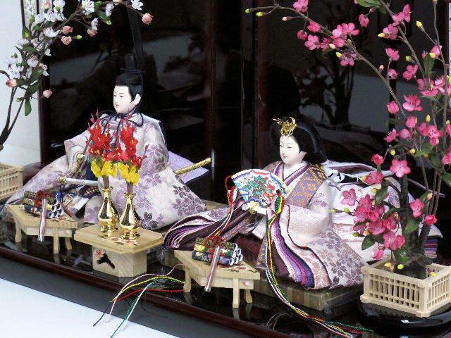 落ち着いた淡い紫桜衣装の雛人形溜塗り紅白梅親王飾り