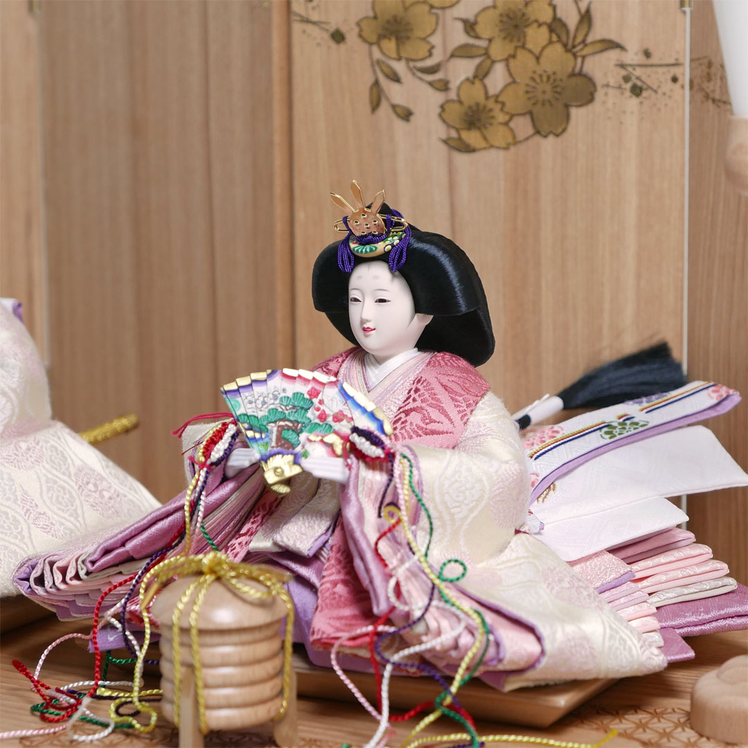 望月龍翠作 現代的な色づかいで古典文様を表現した衣装の雛人形麻の葉模様親王飾り