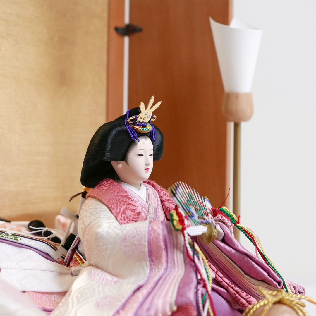 現代的な色づかいで古典文様を表現した衣装の雛人形木目金刺繍屏風親王飾り