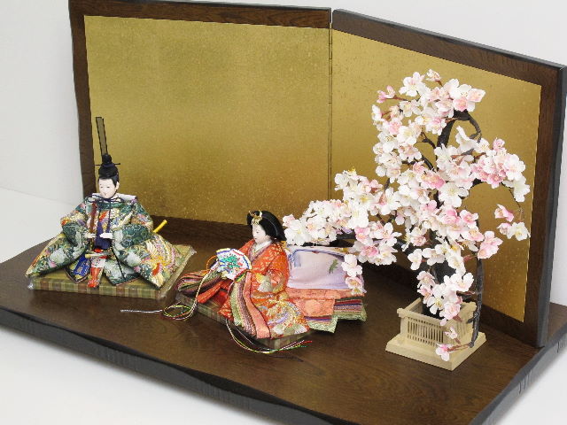 華やかな鳳凰の刺繍が特徴の雛人形の創作桜飾り