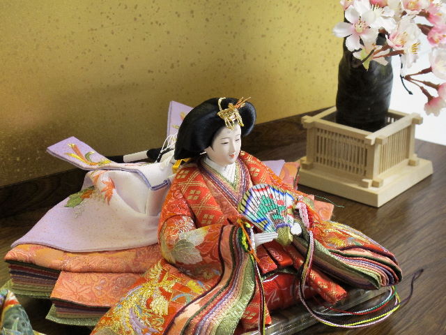 華やかな鳳凰の刺繍が特徴の雛人形の創作桜飾り