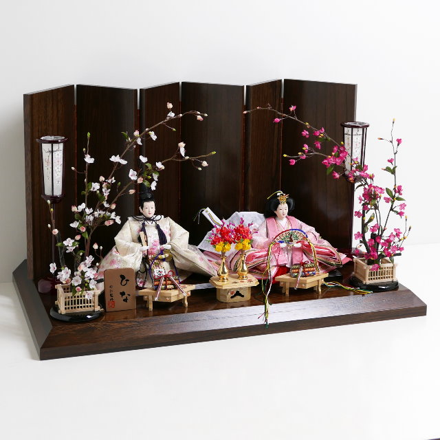 満開の桜を表現した衣装の雛人形紅白梅茶塗六曲飾り