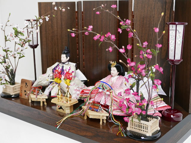 満開の桜を表現した衣装の雛人形紅白梅茶塗六曲飾り