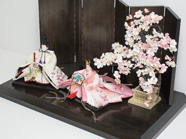 桜の刺繍がかわいいピンクの雛人形桜創作飾り