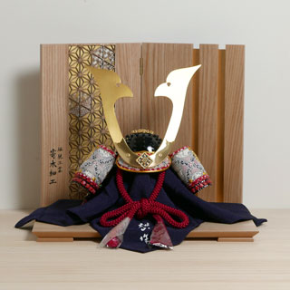 雄山作 小桜韋黄辺威之兜1/4サイズタモ麻の葉寄木飾り 国宝模写
