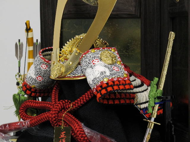 日御碕神社所蔵模写白糸威之兜透かし彫竹虎松鷹収納飾りの五月人形