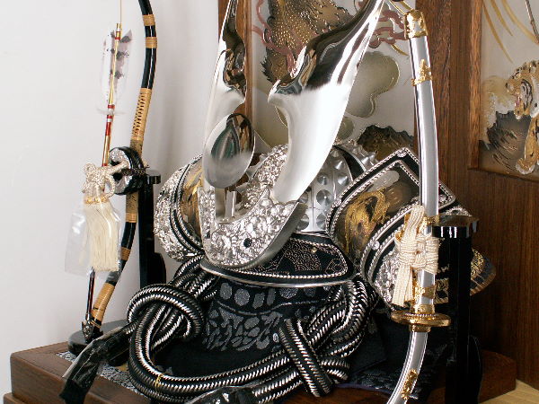 かっこいい銀色クワガタの被れる着用兜の勇ましい竜虎柄収納式五月人形