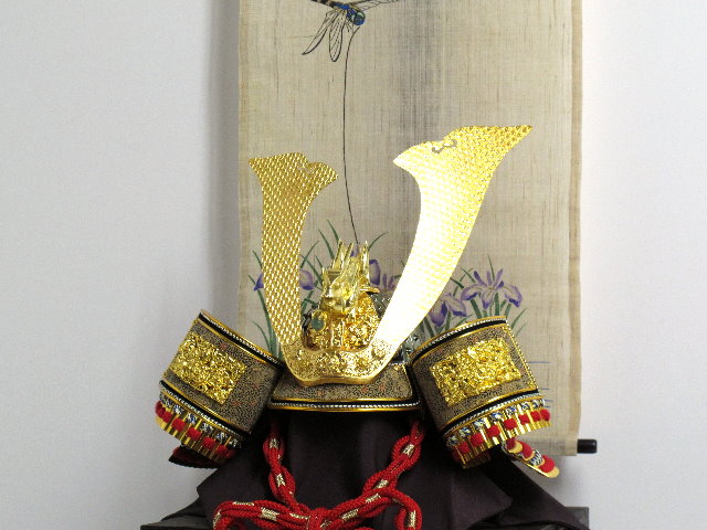 金小札赤糸威し木彫り竜兜蜻蛉焼桐収納飾り（着用可）