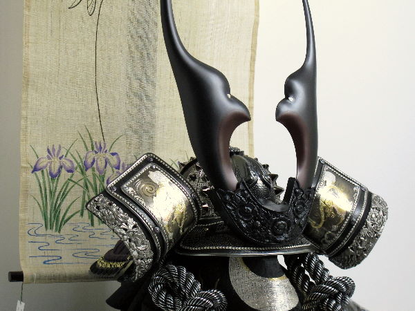 長鍬形黒小札紫裾濃彫金吹き返し兜蜻蛉収納飾り（着用可）