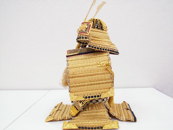 品の良い金小札緋縅コンパクト7号大鎧をすっきりとした二曲屏風で飾る五月人形