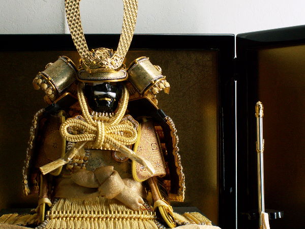 金小札黄糸威しの豪華な黄金鎧を金屏風で飾ったコンパクトな鎧飾り